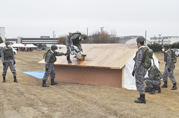 倒壊家屋に取り残された人を救助する訓練=陸上自衛隊豊川駐屯地訓練場で