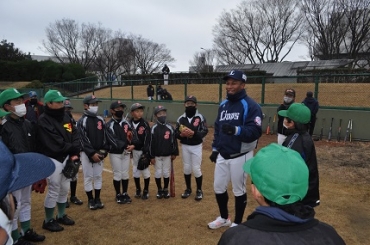 ジョセフ選手から打撃のアドバイスを聞く子どもたち=豊川市野球場で