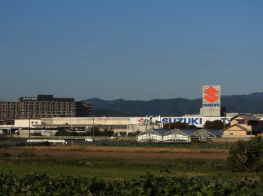 跡地にイオンモール建設計画が進むスズキ豊川工場。近隣には市民病院や民家、農道もある=豊川市白鳥町で