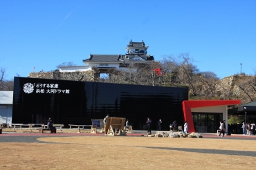 プレオープンした「浜松大河ドラマ館」。後ろは浜松城