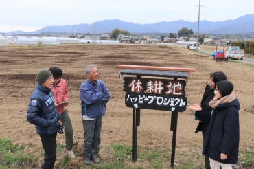 長年放置された「ごみ畑」の撤去作業(提供)㊦と、きれいに生まれ変わった農地=豊川市金沢町で