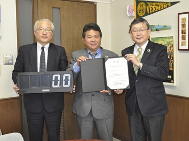 贈呈式に出席した松井支店長、田中校長、戸田社長(左から)=御津北部小学校で