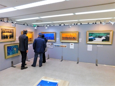 多くの来場者でにぎわう平山郁夫展=やねのにっぽうホール豊川で