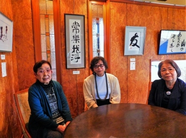 作品を紹介する寺田華徑さん、廣田会長、下坂靜華さん(左から)=わたなべ珈琲店で