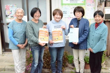 前身の「まんまの会」創設者の渡辺則子さん、代表の長田さん、次期代表の白水洋子さん(左から)ら