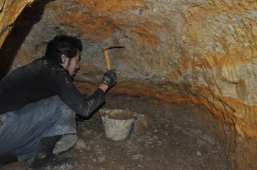 窯を作るため手作業で穴を掘る稲吉さん
