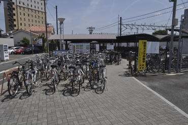 歩道に置かれた自転車=豊川駅西口駐輪場前で
