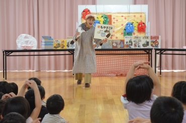 ごみ分別の大切さを伝える人形劇=福岡保育園で