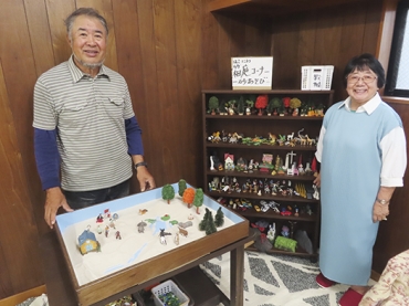 箱庭療法を紹介する和子学園長㊨と智彦理事長