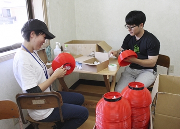 ちょうちんを準備する観光協会スタッフ=東栄町で