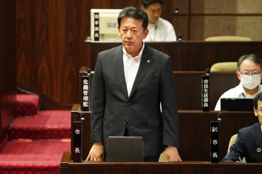 出馬表明する鈴木市長=蒲郡市議会議場で