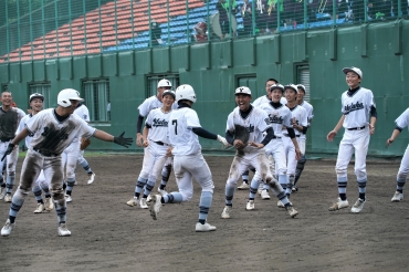 【豊丘-江南】八回裏、コールド勝ちとなる中前打を放った堀田を迎えるナイン=いずれも豊橋市民球場で