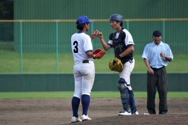 【海陽学園-成章】五回裏のピンチで、マウンドの河南を励ます横井