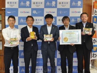 受賞報告する山本社長(左から2人目)ら=豊川市役所で