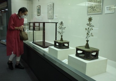 鳳来山東照宮の神宝群を紹介する企画展=新城市設楽原歴史資料館で
