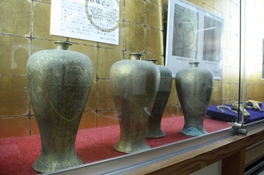 「金銅三葉葵紋瓶子」なども展示する=新城市長篠城址史跡保存館で