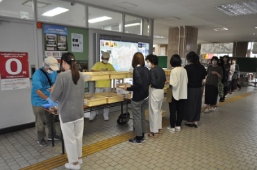 行列ができるディーワークスのパン販売=豊川市役所で