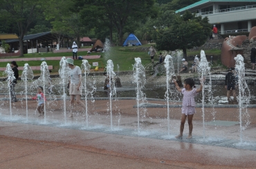 赤塚山公園に登場した噴水で遊ぶ子ども