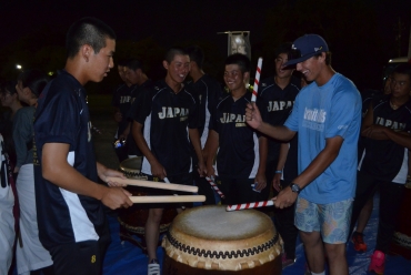 和太鼓を演奏する選手たち=豊橋公園で