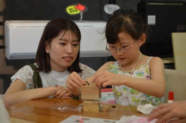 ロボットを作る参加者と川本さん=サーラプラザ豊橋で