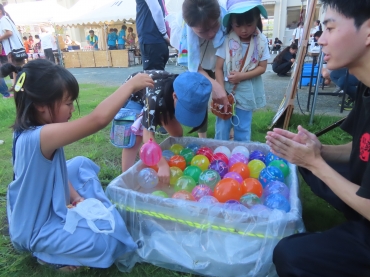ヨーヨー釣りを楽しむ子どもたち=吉田方小学校で