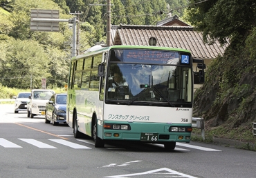 30日で休止する路線バス「四谷千枚田新城線」=新城市海老池貝津で