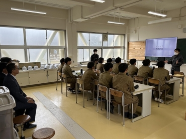 寄贈したテレビモニターが使われている授業を視察する安全協力会の皆さん=豊橋工科高校で