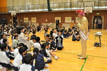子どもたちの質問に答える山川さん=赤坂小学校で