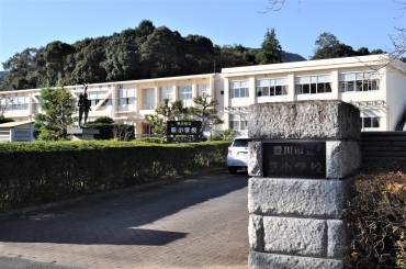 2028年度に複式学級になる可能性がある萩小学校=豊川市萩町で