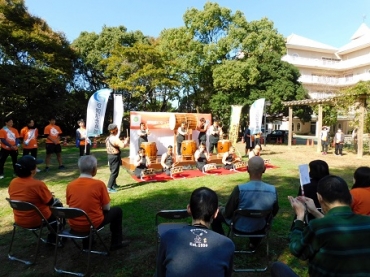 和太鼓演奏などがあった出発式=豊橋市野依町で
