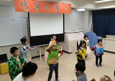 ボランティアらにダンスを披露する子どもたち=豊橋ゆたか学園で