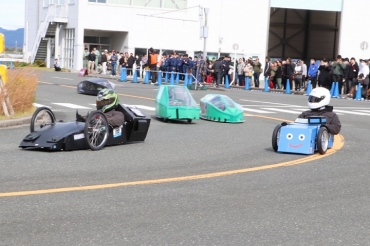 エネルギー効率を競ったエコカーレース=とよはし産業人材育成センターで