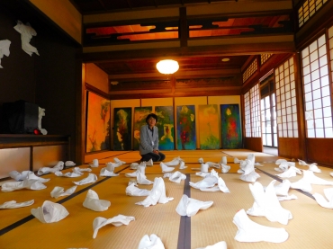 無数の足袋や油絵などを組み合わせたインスタレーションを披露した宮林さん=商家「駒屋」で