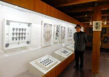 絵画とボックスアートで死生観を描く大野俊治さんのブース=駒屋で