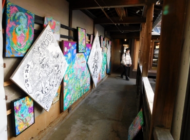 古民家の空間を生かしたアート作品=三ツ田屋で