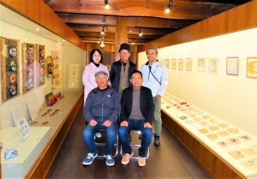 チャリティー絵馬展に出展者した皆さん=商家「駒屋」で