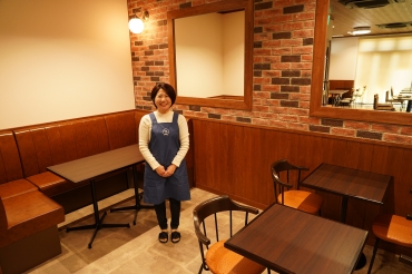 開業に向けて準備を進める鈴木さん=蒲郡市松原町の「Mai Cafe」で