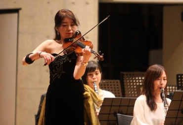 バイオリンを独奏する長女の山本容子さん