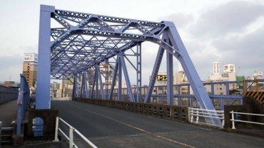 一気に建設が進んだインフラは、修繕の時期も重なる。城海津跨線橋は1953年完成。南側に併設された歩道橋は老朽化で通行止めになった