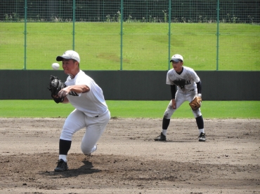 力投する小坂井の佐野㊧=豊橋市民球場で