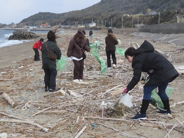 海岸清掃に取り組む学生ら=田原市野田町で