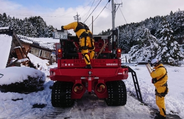 雪が積り、がれきが散乱する悪路を走破するレッドタートル=石川県で(提供)