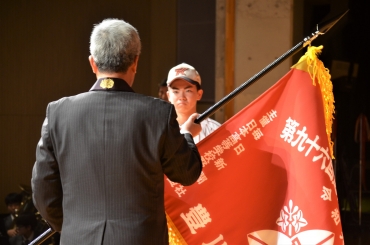 選抜旗を受け取る鈴木主将=豊川高校講堂で