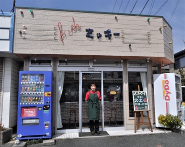 復活したミッキーフードの店舗の前で戸加里さん=豊川市一宮町で