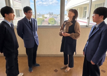 生徒と談笑する横山校長=桜丘高校で