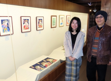 浮世絵展を開いた曽田さん㊧と浮世絵で協力した山田さん=商家「駒屋」で