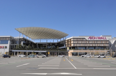 オープン1年を迎えたイオンモール豊川=豊川市白鳥町で