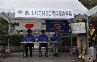 豊川海軍工廠の空爆の様子を語るボランティアら=戦没者供養塔前で