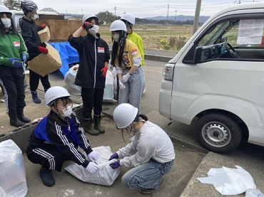 災害被害品の片付けをする生徒たち=石川県志賀町で(提供)