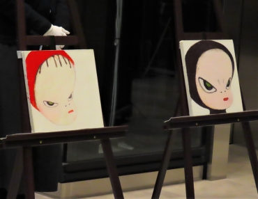 奈良さんの「Untitled」㊧と「黒頭巾」=豊橋市美術博物館で